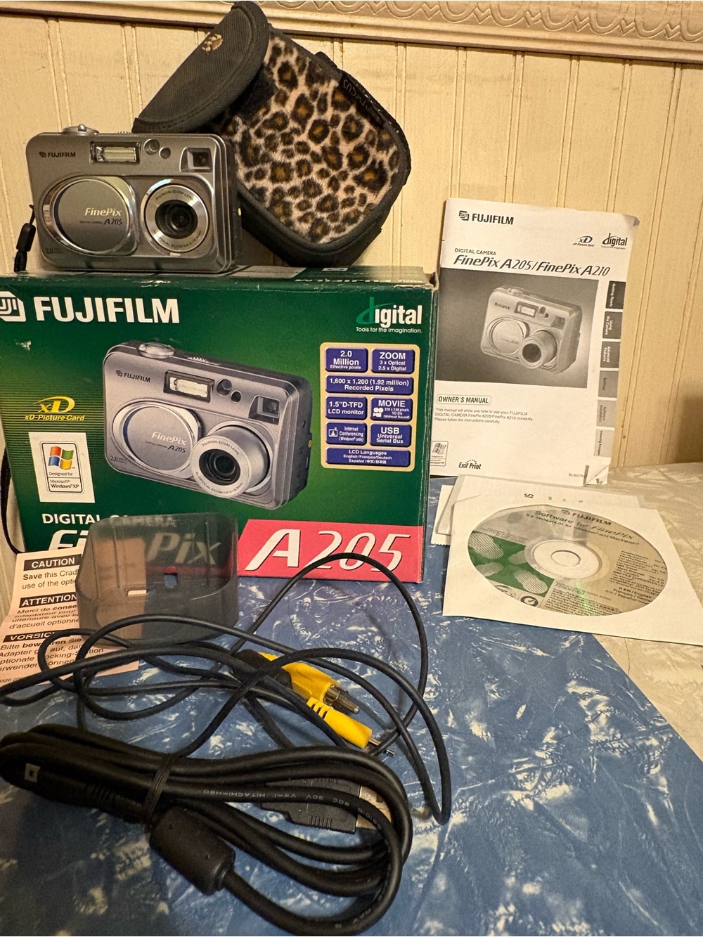 Fujifilm Silver FinePix A205 Compact Digital Camera with Accessories Box & Case